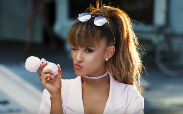 Ariana Grande se multiplica por três em novo comercial de perfume