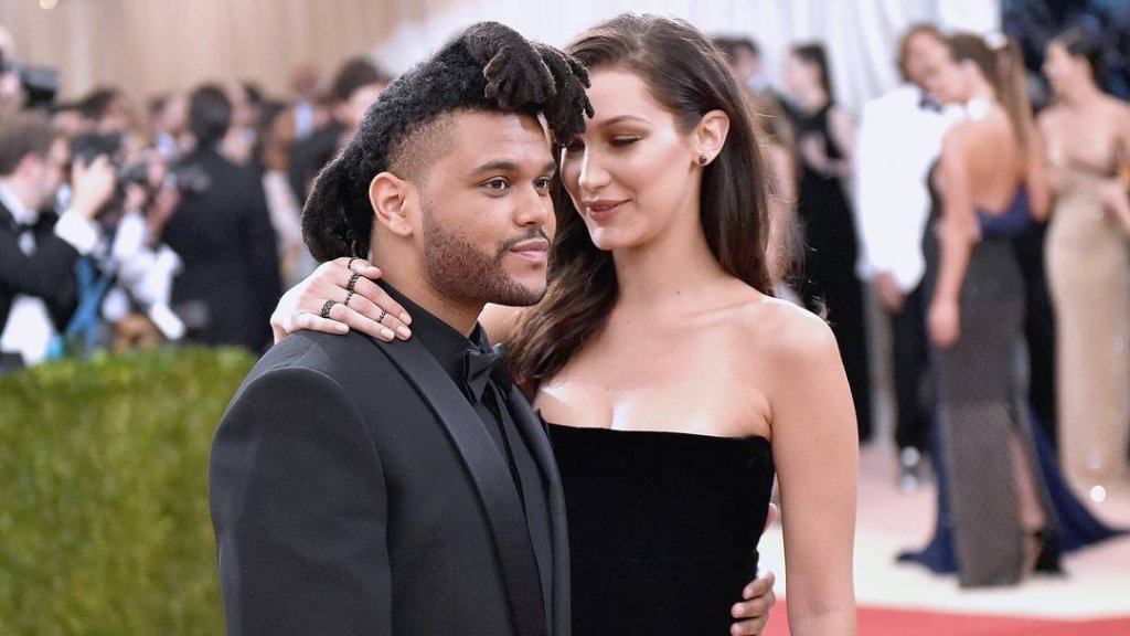 Bella Hadid e The Weeknd dividem momento fofo em desfile