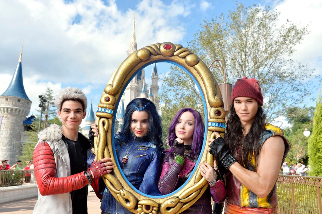 Disney libera fotos dos bastidores de Descendentes 2