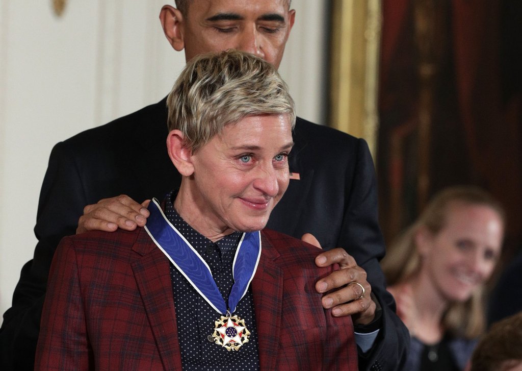 Ellen Degeneres se emociona ao receber prêmio na Casa Branca