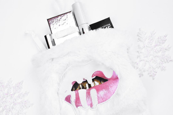 Kylie Jenner mostra sua coleção de make para o Natal. Ai, meu <3!