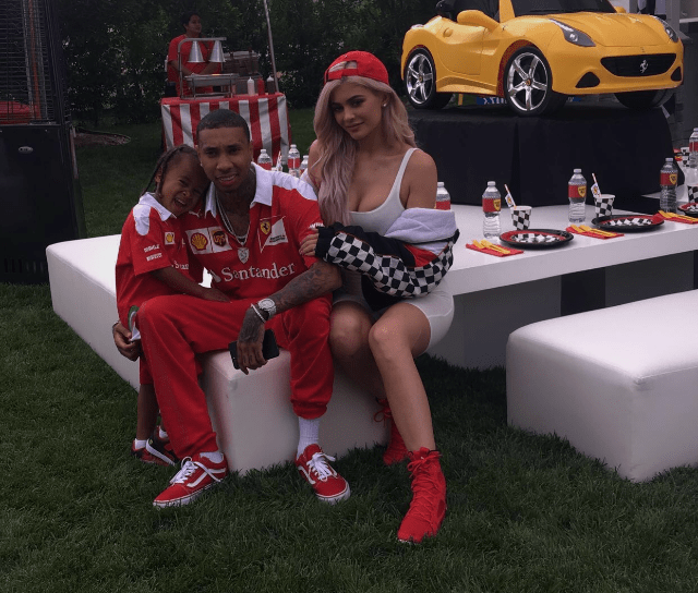 Kylie Jenner e King Cairo fazem festinha surpresa para Tyga