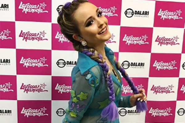 7 vezes em que a Larissa Manoela arrasou com o cabelo colorido