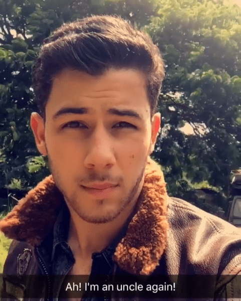 Mãe tira selfie em hotel e filha percebe Nick Jonas atrás dela!