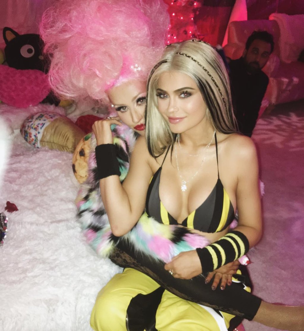 Kylie Jenner se veste de Christina Aguilera na festa da cantora