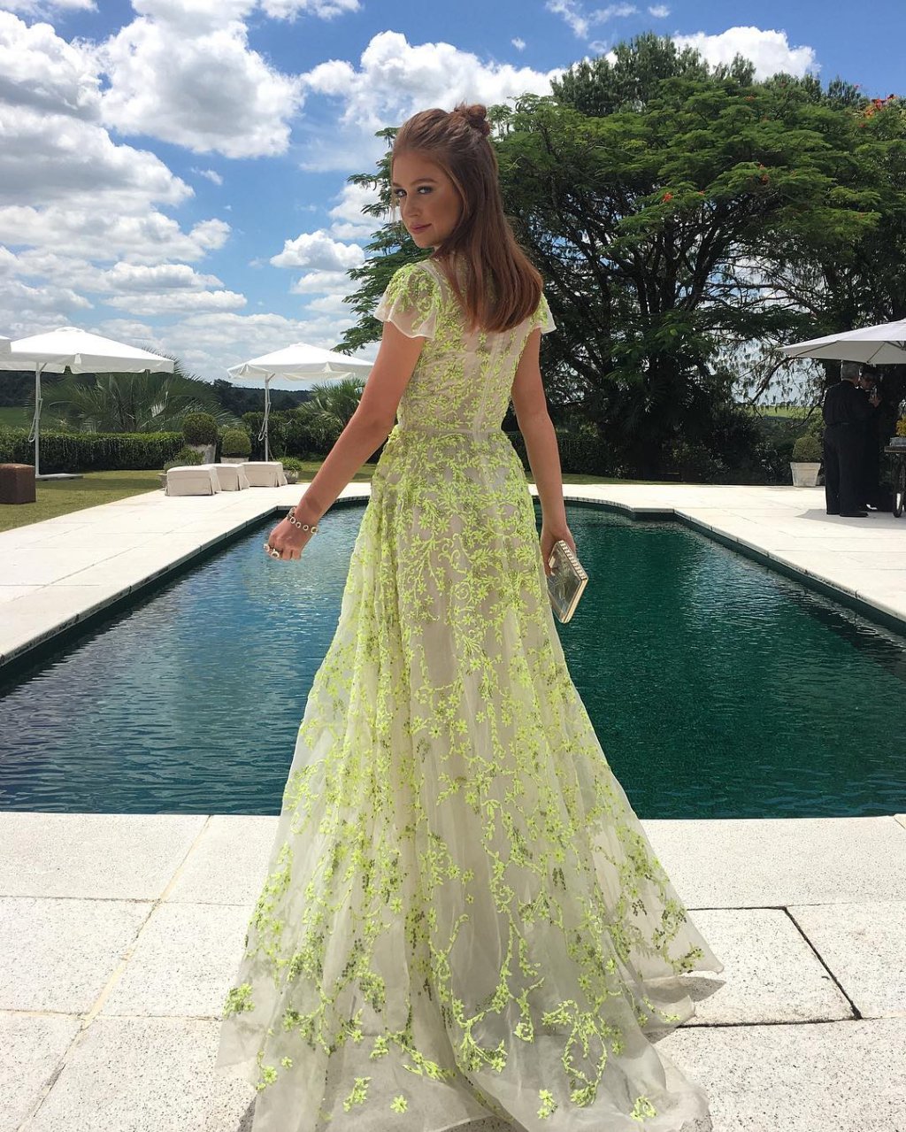 Marina Ruy Barbosa é madrinha de casamento e usa vestido incrível