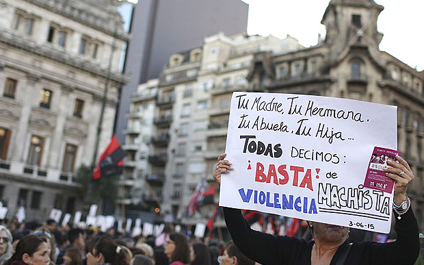 Multa para quem ‘canta’ mulheres na rua é aprovada na Argentina