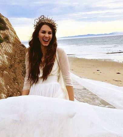 Noiva boho: Troian Bellisario casou com um vestido lindo!