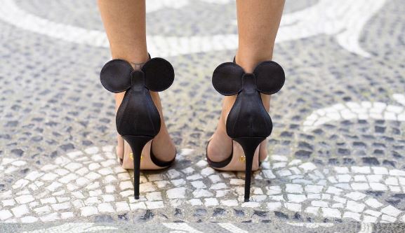 Fofura: sandália de salto da Minnie está bombando no street style