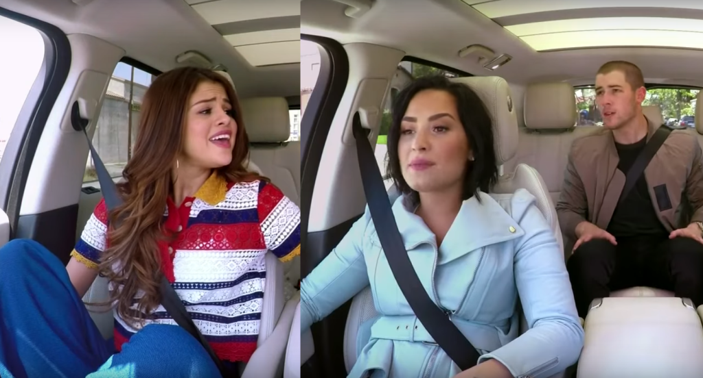 Carpool Karaoke de Natal tem Selena Gomez, Demi Lovato e mais