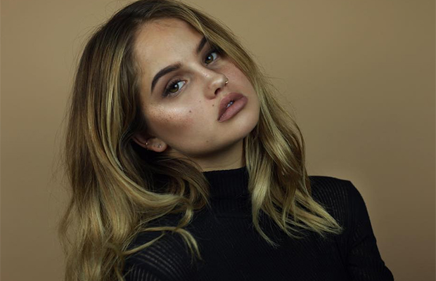 Cabelo rosa e make com glitter: Debby Ryan está na vibe unicórnio