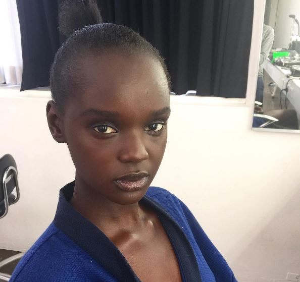 Modelo faz desabafo emocionante sobre seu cabelo natural