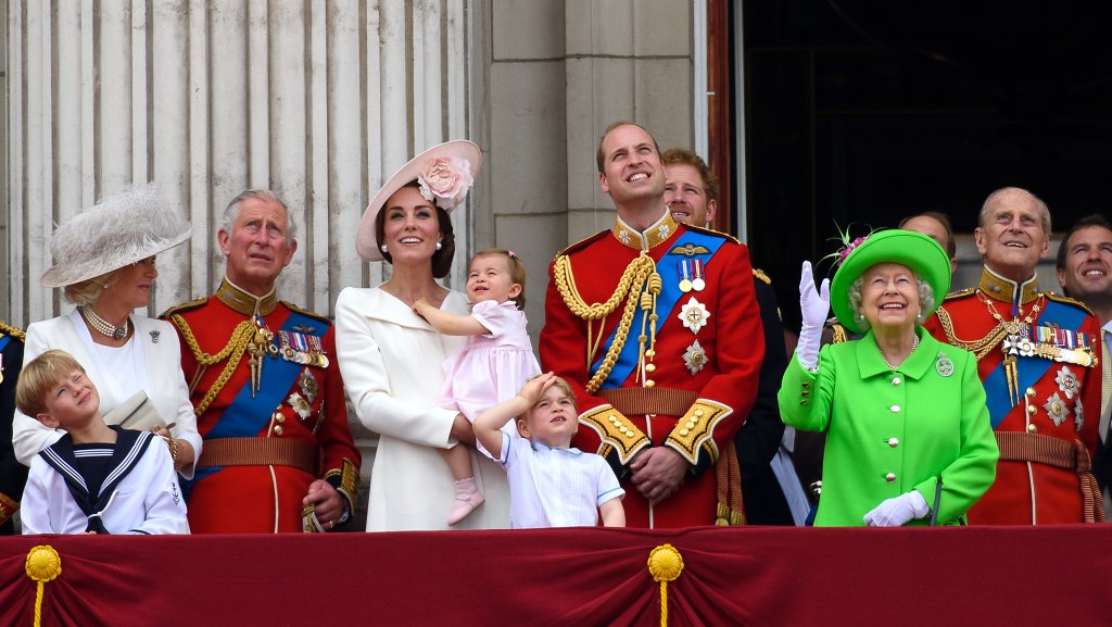 Fofura! Família real britânica de cera ganha suéteres de Natal