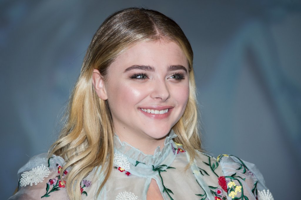 Mudança na área: Chloë Moretz está de franjinha!