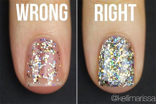 Youtuber ensina jeito inusitado de passar esmalte com glitter