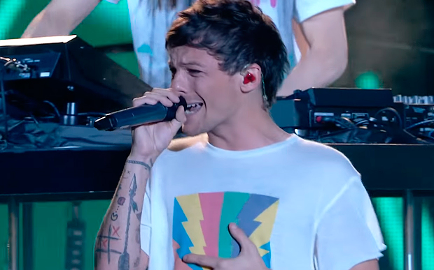Louis Tomlinson homenageia mãe em show: ‘Deve estar orgulhosa!’