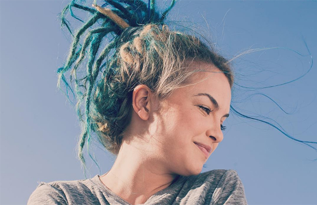 Adeus, azul! Lua Blanco mudou o cabelo mais uma vez