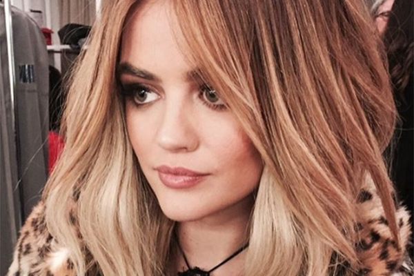 Lucy Hale está com o cabelo mais curto e bem mais escuro!
