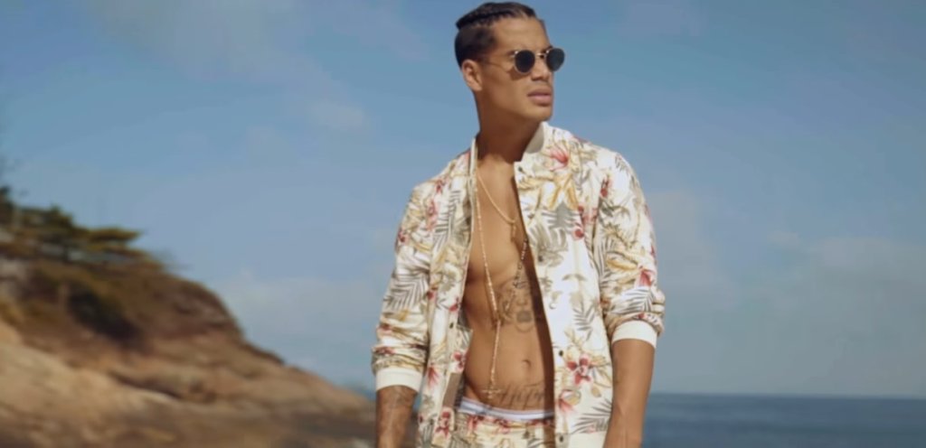 Mika está cheio de swag no clipe de Quero Seu Amor