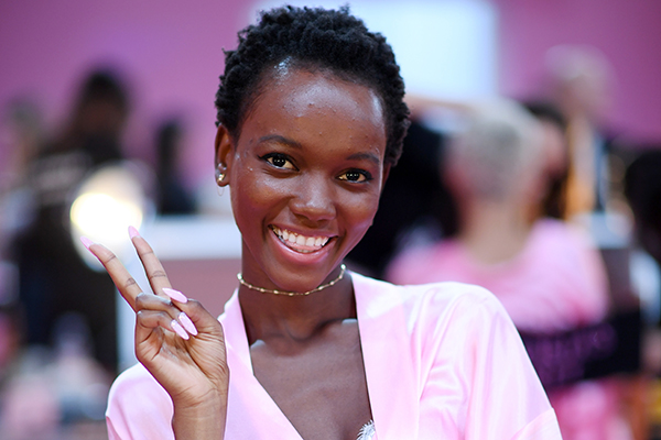 Victoria’s Secret: desfile traz várias modelos com cabelo natural