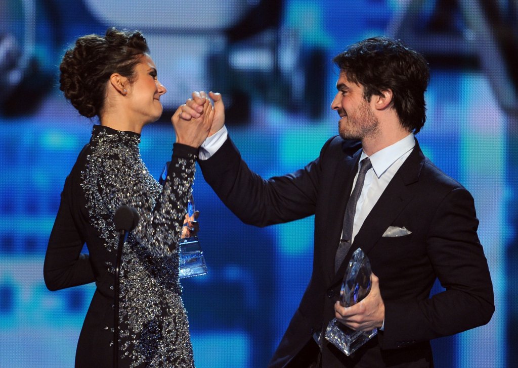 Nina Dobrev deseja feliz aniversário a Ian Somerhalder