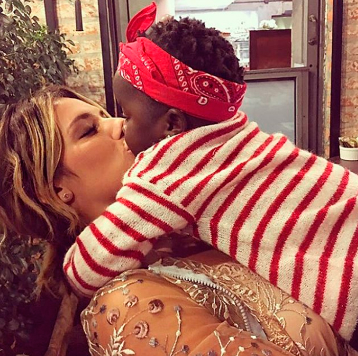 Giovanna Ewbank ama boneca de Titi feita por fã