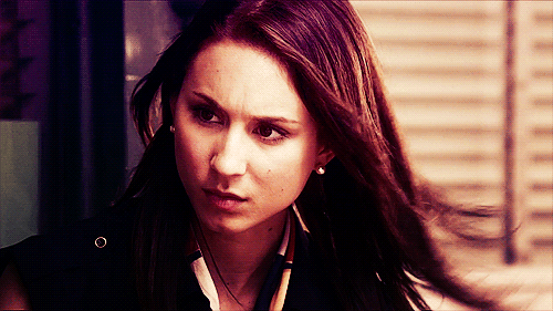 Tchau, Spencer! Troian Bellisario pintou o cabelo de rosa