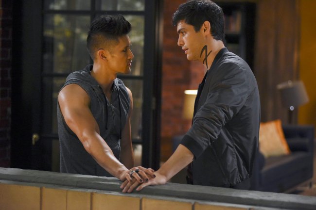 shadowhunters-temporada-2 Magnus e Alec na série Shadowhunters; eles estão com roupas pretas se encarando com as mãos uma por cima da outra