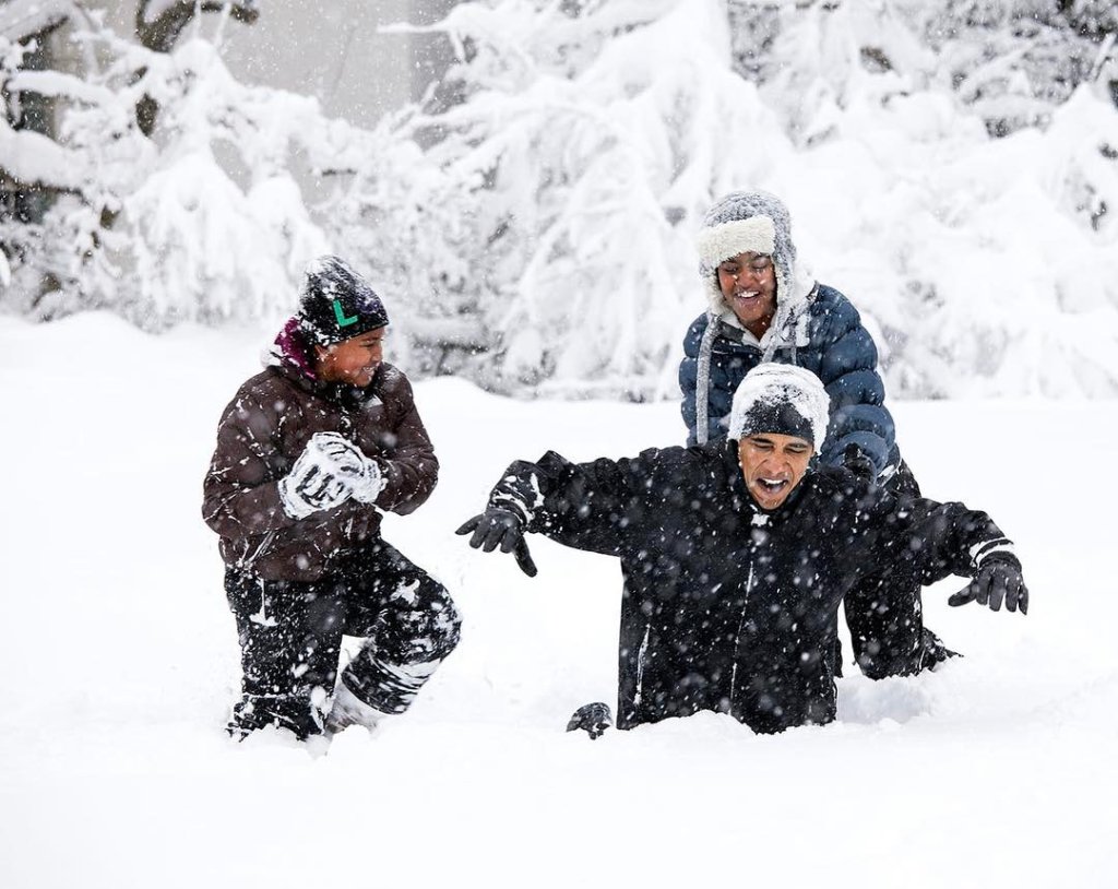 Maior fofura do dia: os Obamas curtindo a neve