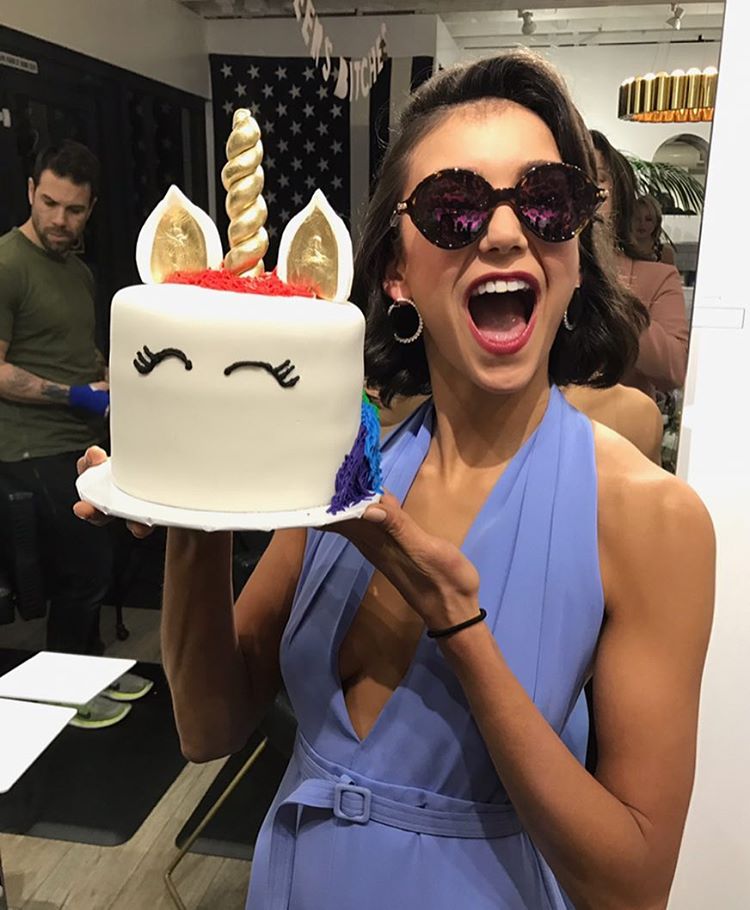 Nina Dobrev faz festa de aniversário inspirada em La La Land