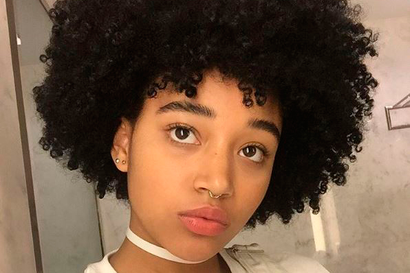 Amandla Stenberg raspou a cabeça e está lin-da!