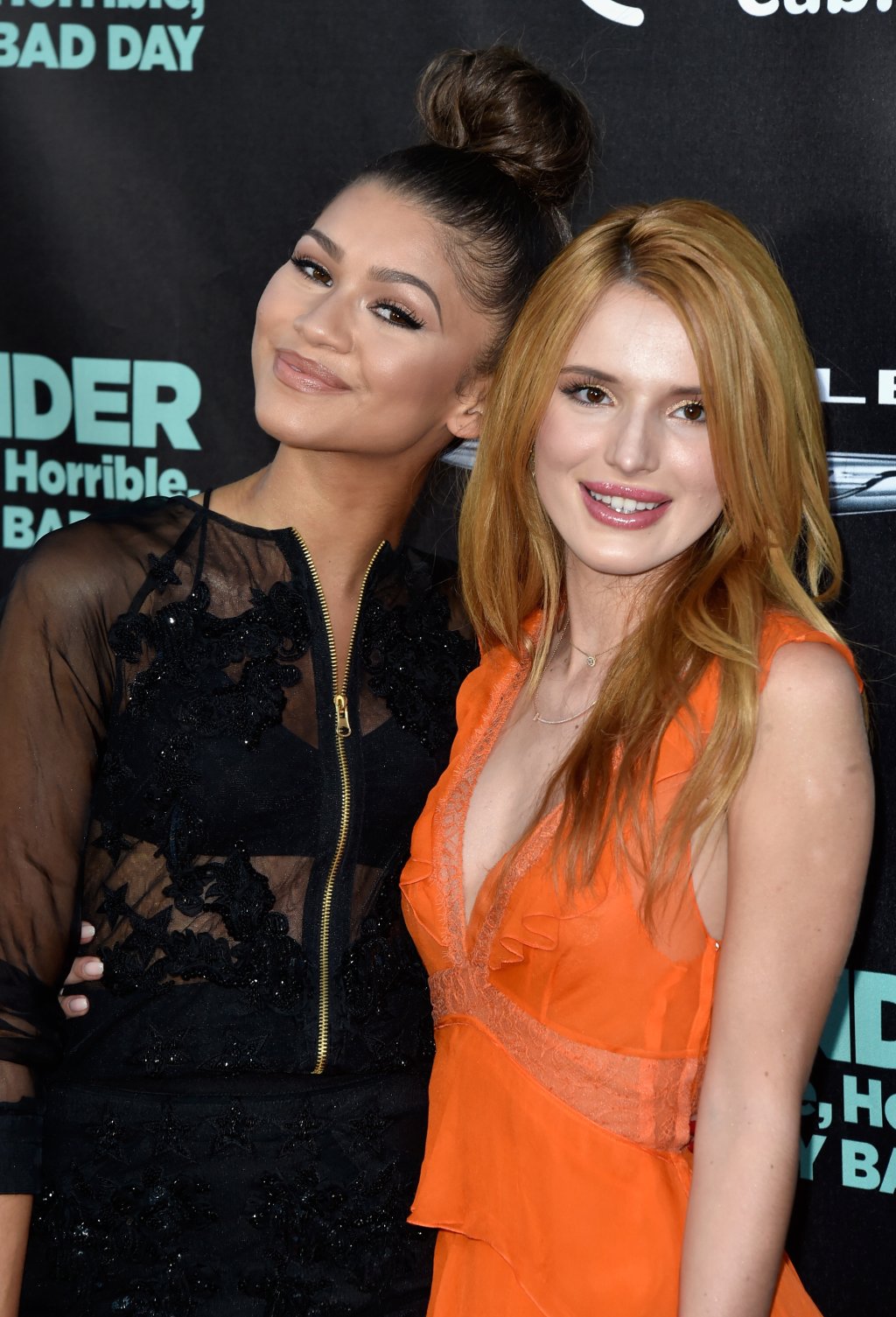 Bella Thorne e Zendaya se encontraram na Marcha das Mulheres