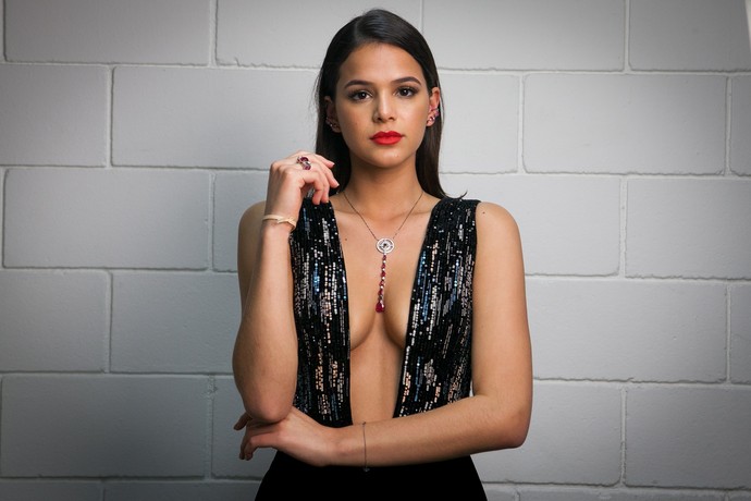 Bruna Marquezine usa look de festa diferentão com sandália e meia