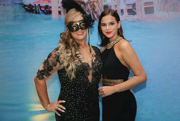 Bruna Marquezine e Carol Dantas curtem festa da mãe do Neymar