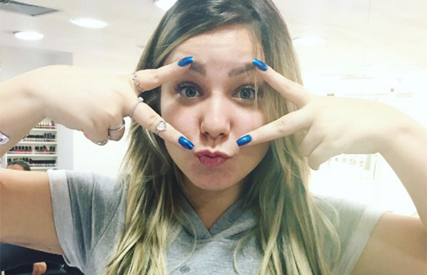 Tchau, loiro: Maria Cláudia, ex-BBB, está morena!