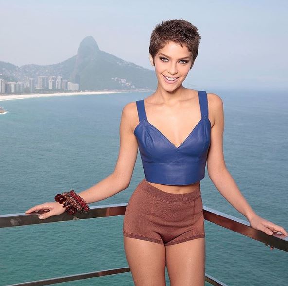 Isabella Santoni se joga na tendência dos maiôs cavados