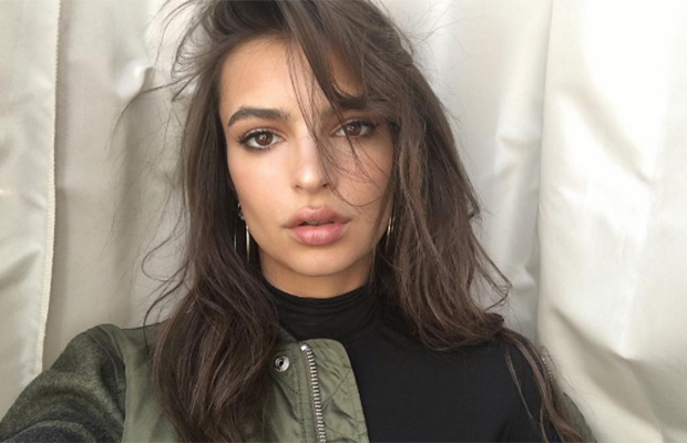 O chanel de Emily Ratajkowski no Globo de Ouro era falso!