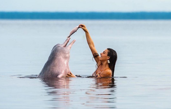 Isis Valverde usa cauda de 30kg para viver sereia em novela