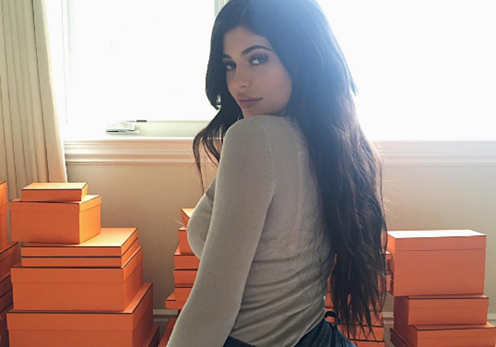 É oficial: Kylie Jenner usou um dos menores croppeds do mundo!