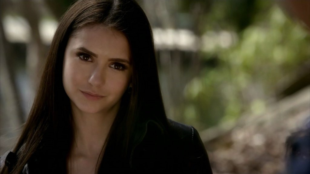 Real oficial! Nina Dobrev está de volta ao set de Vampire Diaries