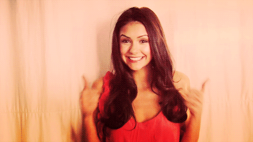 Nina Dobrev cortou o cabelo e está de long bob!