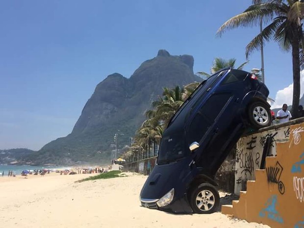 pedro-novaes-carro-praia-rio-de-janeiro1 Foto: Facebook Parceiros do Vidigal