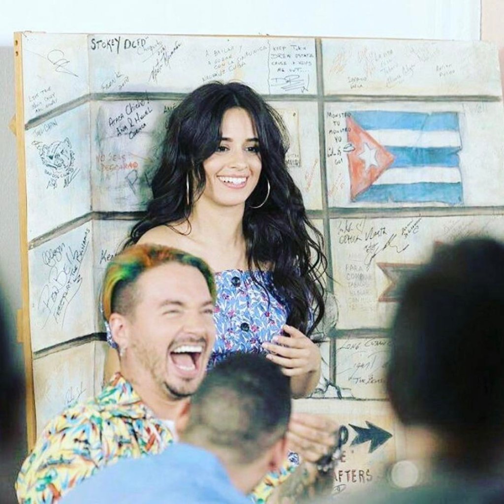 Camila Cabello está toda latina no clipe com Pitbull e J Balvin