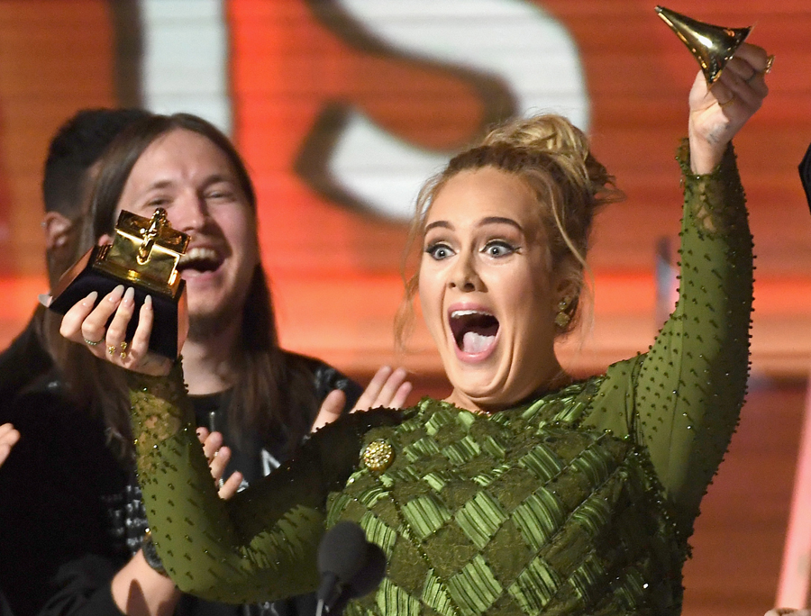 Adele emociona Beyoncé ao literalmente “dividir” Grammy com ela