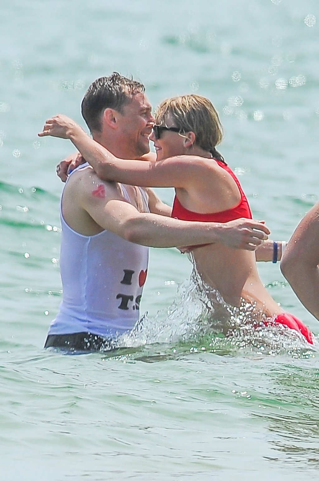 Tom Hiddleston explica porque usou camiseta sobre a Taylor Swift