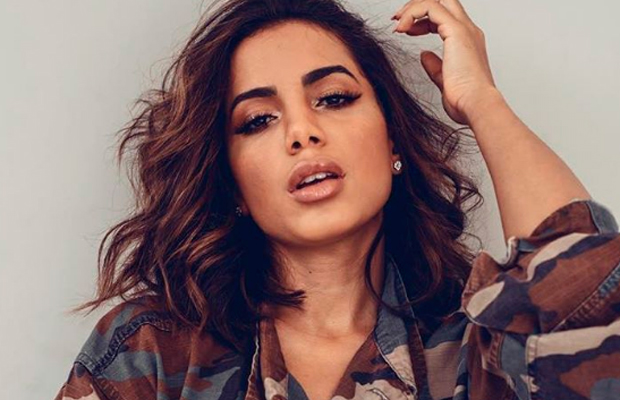 Mudou? Anitta apareceu com o cabelo lilás!