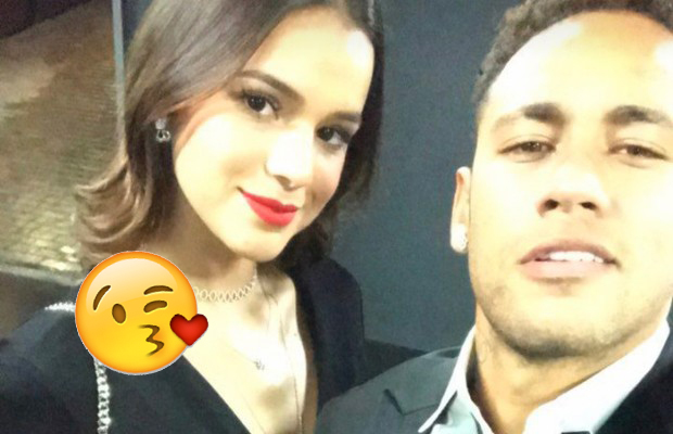 Neymar e Bruna Marquezine trocam beijinhos nas redes <3