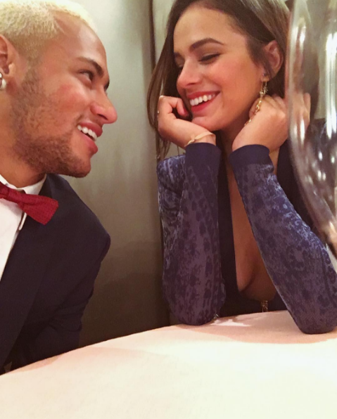 Bruna Marquezine e Neymar posam juntos na festa do jogador