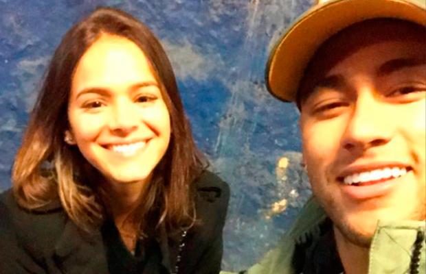 Bruna Marquezine é só amor em vídeo que homenageia Neymar