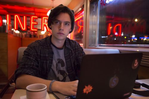 Cole Sprouse usa a mesma touca em TODOS os episódios de Riverdale